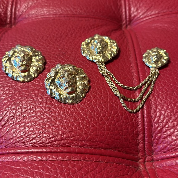 Vintage huge runway goldtone lion head pierced earrings and matching pin - Picture 8 of 8